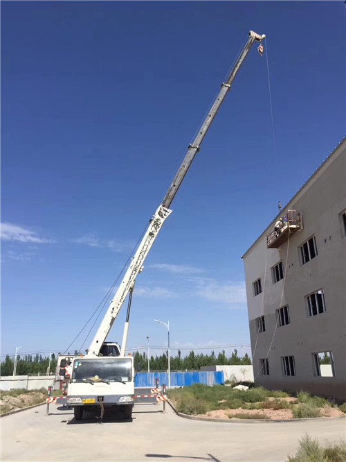 盐山县“轻装强干”—— 吊车的 “轻量化臂架” 技术